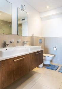Ένα μπάνιο στο Spectacular Sea View Apartment 257 Eden on The Bay, Blouberg, Cape Town