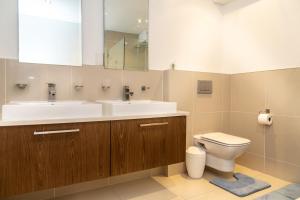 Ένα μπάνιο στο Spectacular Sea View Apartment 257 Eden on The Bay, Blouberg, Cape Town +23 φωτογραφίες