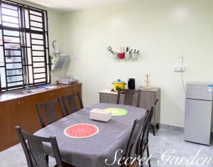 a dining room with a table and a kitchen at No7 FRUIT GARDEN VILLA小清新度假别墅 in Kisap