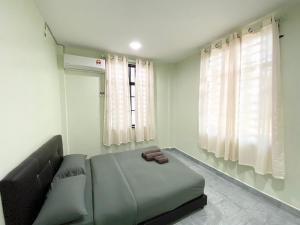 sala de estar con sofá y 2 ventanas en No7 FRUIT GARDEN VILLA小清新度假别墅, en Kisap