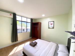 1 dormitorio con cama blanca y ventana en No7 FRUIT GARDEN VILLA小清新度假别墅, en Kisap