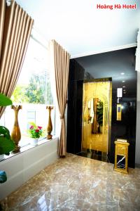 uma casa de banho com um espelho e um elevador amarelo em Hoàng Hà Hotel em Tuy Hoa