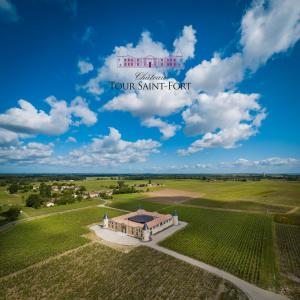 una vista aérea de una casa de campo en un campo en Château Tour Saint-Fort Chambre d'hôtes en Saint-Estèphe