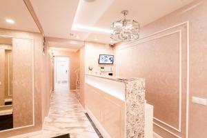 pasillo con encimera de mármol y lámpara de araña en Guest House 16/8, en San Petersburgo