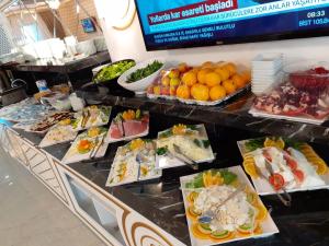 uma linha de buffet com muitos tipos diferentes de alimentos em EMA ÖZTÜRK THERMAL HOTEL em Afyonkarahisar