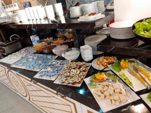 een buffet lijn met veel verschillende soorten eten bij EMA ÖZTÜRK THERMAL HOTEL in Afyon