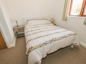 A bed or beds in a room at Cwt Blawd
