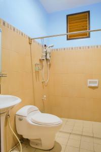 Ванна кімната в OYO 435 La Veranda Beach Resort
