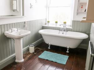 łazienka z wanną i umywalką w obiekcie Canalside Cottage w mieście Kildwick +11 zdjęć