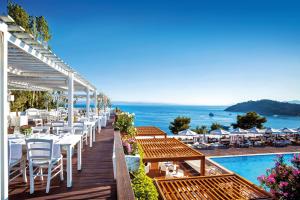 un ristorante con vista sull'oceano di Skiathos Palace Hotel a Koukounaries