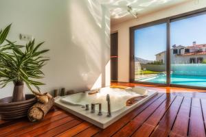 Bazén v ubytování Quintinha Sao Joao Hotel & Spa nebo v jeho okolí