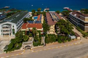 - une vue aérienne sur une ville avec des bâtiments et l'océan dans l'établissement Hotel Sumela Garden - All Inclusive, à Beldibi