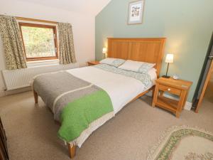 מיטה או מיטות בחדר ב-Salter Rake Gate Cottage
