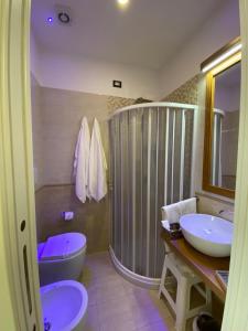 Koupelna v ubytování Grand Hotel Royal + 37 fotografií
