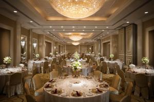 A restaurant or other place to eat at Marco Polo Hongkong Hotel