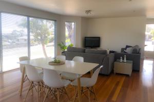 Gallery image of BAY OF FIRES BEACH SHACK ocean views from a modern Beachhouse in Binalong Bay