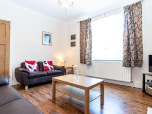 ein Wohnzimmer mit Couch und Tisch in der Unterkunft Tomeg in Amble