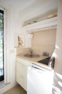 A kitchen or kitchenette at Masseria Frassaniti Még 37 kép