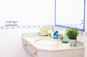 een badkamer met een wastafel en een spiegel bij Siamoformentera Valentina in Sant Francesc Xavier