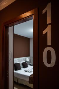 A bed or beds in a room at Hotel Ancora