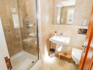 un baño con ducha y lavabo en Eden Lodge, en Bardsea 56 fotos más