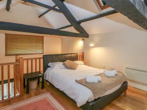 ein Schlafzimmer mit einem Bett mit zwei Handtüchern darauf in der Unterkunft The Annex - Eden House in Edenhall