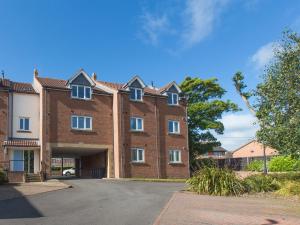 a large red brick building with a driveway at 8 Eureka Mews in Plawsworth