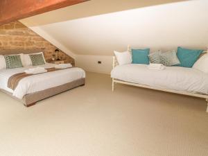 two beds in a attic room with at The Tack Room Cottage in Ashover