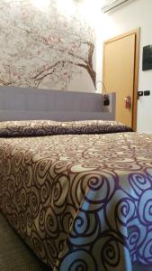 เตียงในห้องที่ Albergo Suisse Bellevue