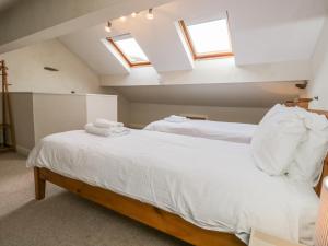 ウィンダミアにあるFisher's Retreatの天窓付きの屋根裏部屋 ベッド2台
