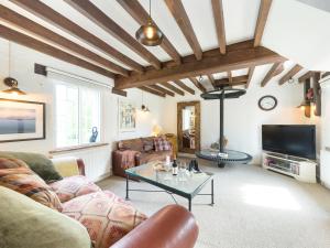 uma sala de estar com um sofá e uma mesa em Grafton Mill em Grafton Flyford