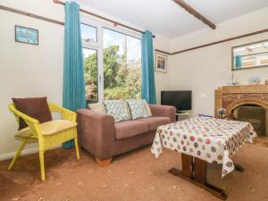 uma sala de estar com um sofá e uma lareira em Highdown em Bigbury on Sea