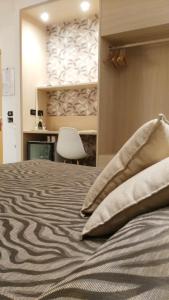 เตียงในห้องที่ Albergo Suisse Bellevue