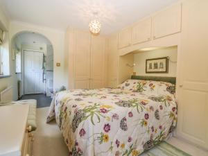 A bed or beds in a room at Miswells Cottages - Lake View
