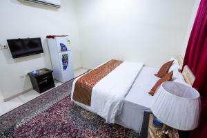 Een bed of bedden in een kamer bij Al Eairy Apartments - Makkah 8