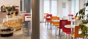 Un restaurante o sitio para comer en Premiere Classe Les Ulis - Courtaboeuf