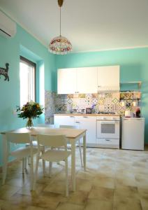 Η κουζίνα ή μικρή κουζίνα στο B&B La La Rose +25 φωτογραφίες