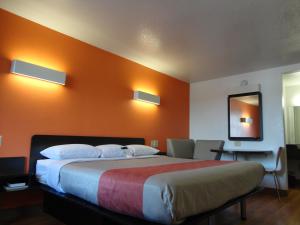 Postel nebo postele na pokoji v ubytování Motel 6-Round Rock, TX
