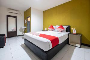 Tempat tidur dalam kamar di OYO 2552 Hotel Permata