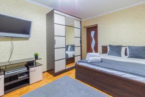 Кровать или кровати в номере KvartalApartments on Kuibysheva 69