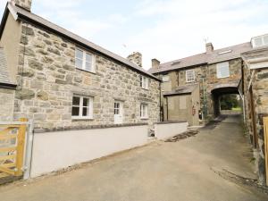 un callejón entre dos edificios de piedra con un túnel en Cefn Bryn Mawr, en Criccieth