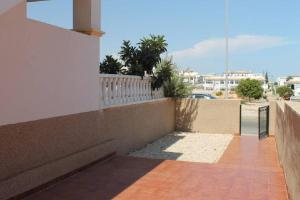 balkon domu z widokiem na ulicę w obiekcie La Ciñuelica R15 1st Floor Apartment Com Pool L164 w mieście Orihuela