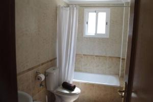łazienka z toaletą, wanną i oknem w obiekcie La Ciñuelica R15 1st Floor Apartment Com Pool L164 w mieście Orihuela