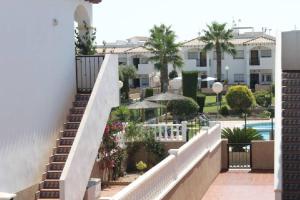 schody prowadzące do budynku z basenem w obiekcie La Ciñuelica R15 1st Floor Apartment Com Pool L164 w mieście Orihuela