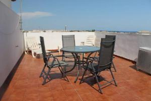 taras ze stołem i krzesłami na balkonie w obiekcie La Ciñuelica R15 1st Floor Apartment Com Pool L164 w mieście Orihuela