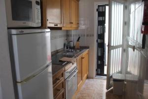 Kuchnia lub aneks kuchenny w obiekcie La Ciñuelica R15 1st Floor Apartment Com Pool L164