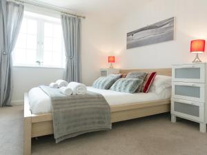 una camera da letto con un letto e due asciugamani di Tus Nua Cottage a Carhampton