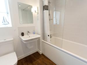 Koupelna v ubytování Tus Nua Cottage + 23 fotografií