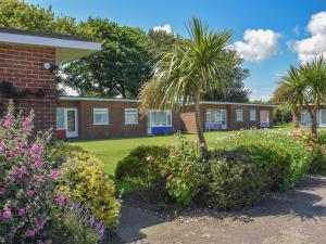 a row of houses with plants and flowers at 21 Siesta Mar in Mundesley