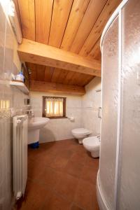 Koupelna v ubytování Agriturismo La Ginestra